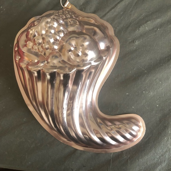 Vintage copper coloured  Cornucopia jello mold- shabby chic decor- collectible - Picture 8 of 8